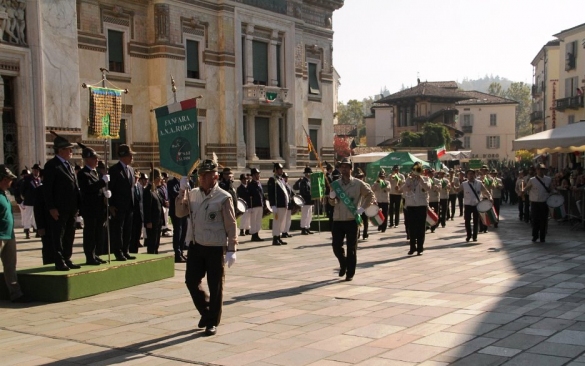 Raduno Alpini a Salsomaggiore Terme: Parata del gruppo bandistico militare